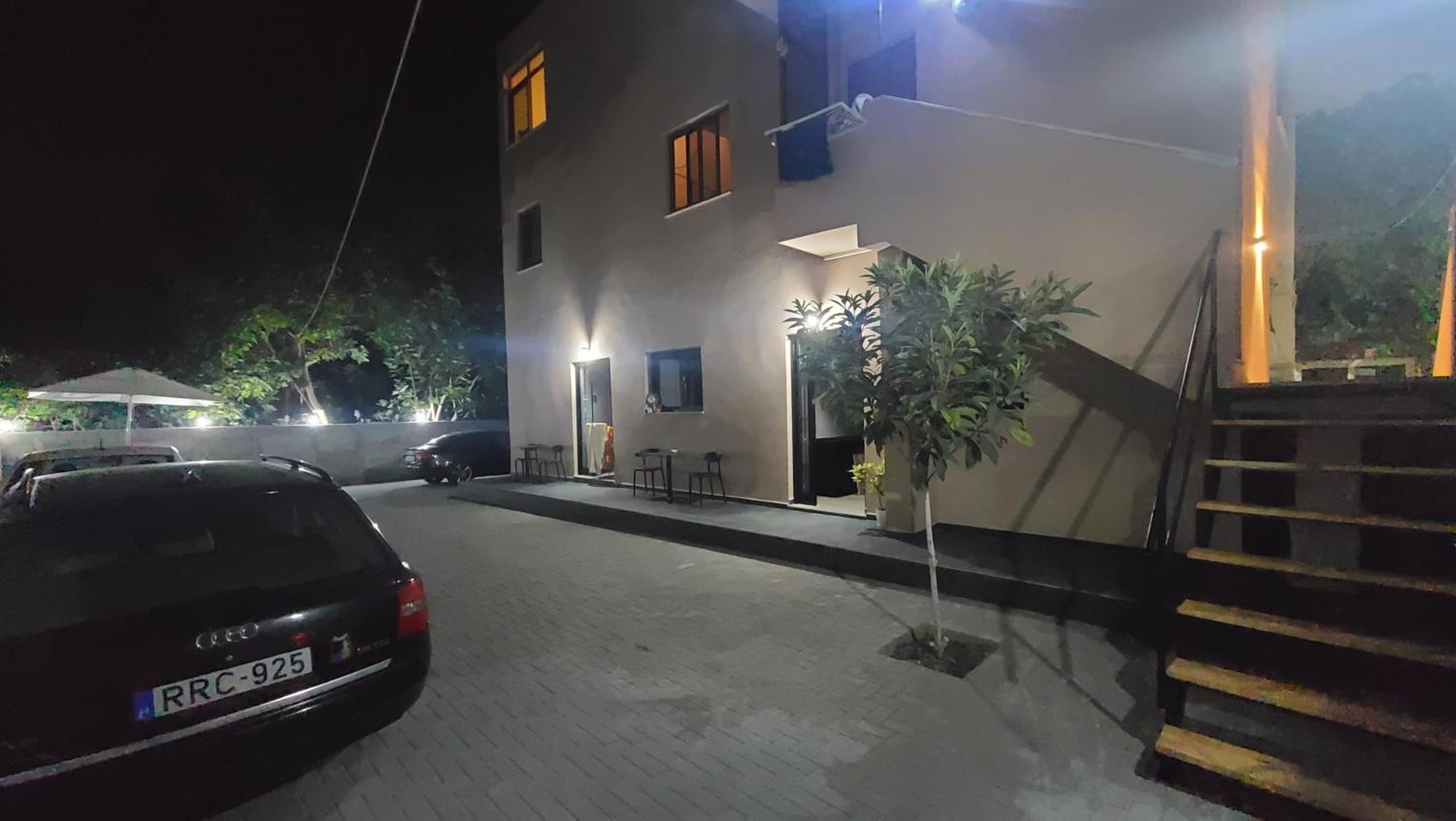 Guest House Tian & Hojz ドゥラス エクステリア 写真